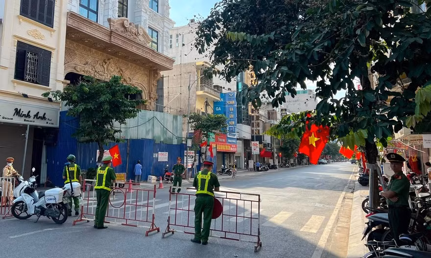 Lực lượng chức năng tổ chức thu hồi quả bom sót lại trên khu phố Cầu Đất. 