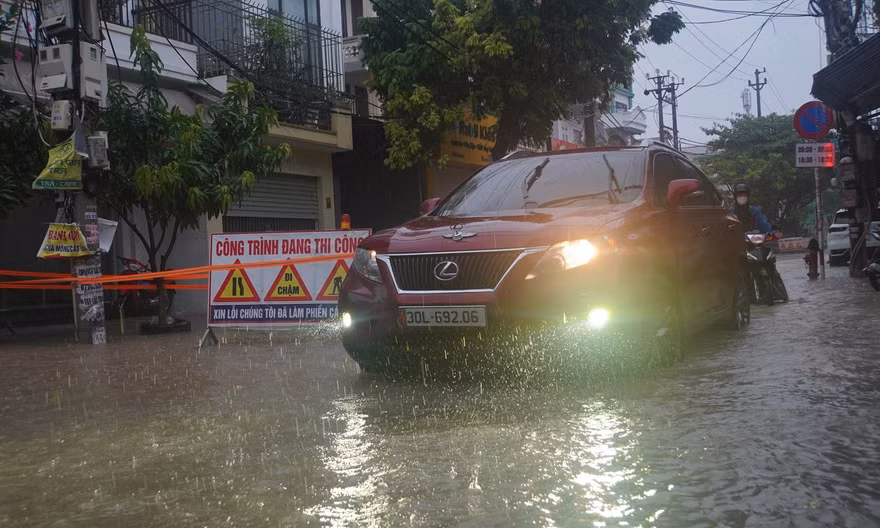 Mưa từ sáng đến tối, nhiều phố trung tâm Hải Phòng ngập sâu