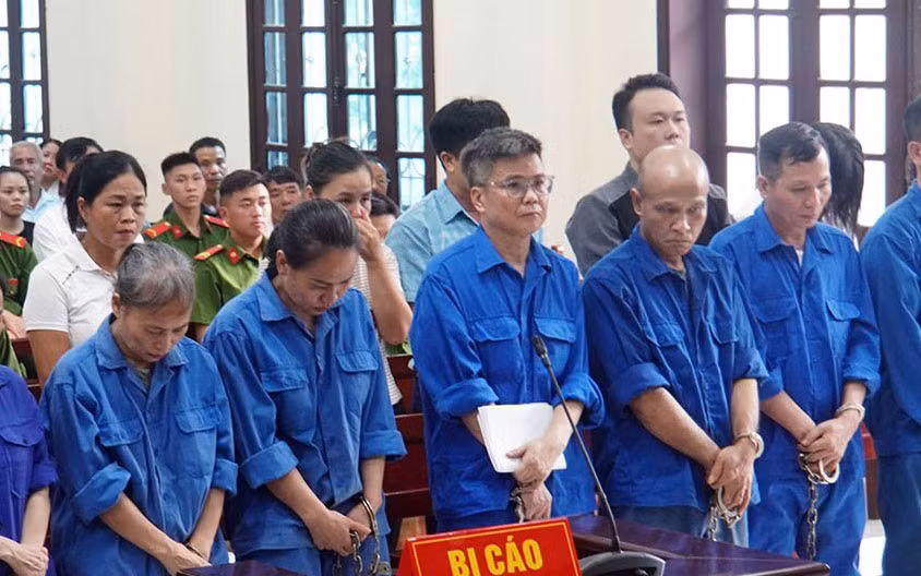 Bị cáo Trương Sỹ Toàn (đeo kính, giữa ảnh) - nguyên Tổng Giám đốc Công ty CP Đồ hộp Hạ Long lĩnh án.