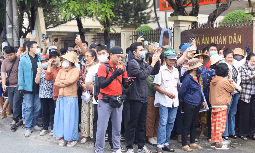 Người dân đứng chật kín theo dõi phiên xét xử bị cáo vụ thảm án ở Đồng Nai
