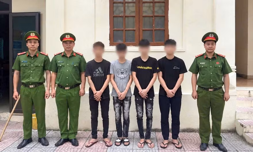 M.X.Đ (áo đen) tại cơ quan công an.