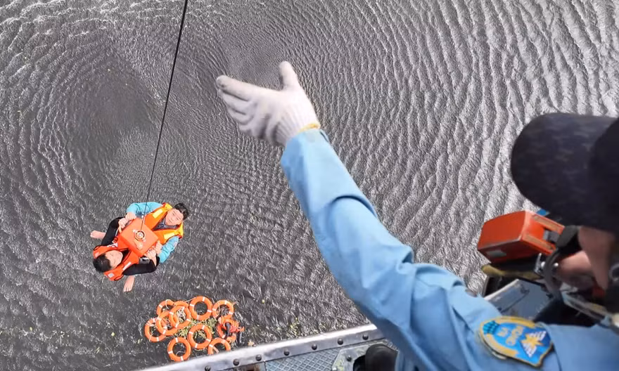 Bộ đội Không quân đu cáp từ trực thăng giải cứu người giữa vùng ngập giả định