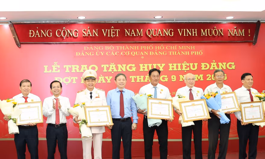 Trao huy hiệu Đảng cho 150 cán bộ, lãnh đạo ở TPHCM