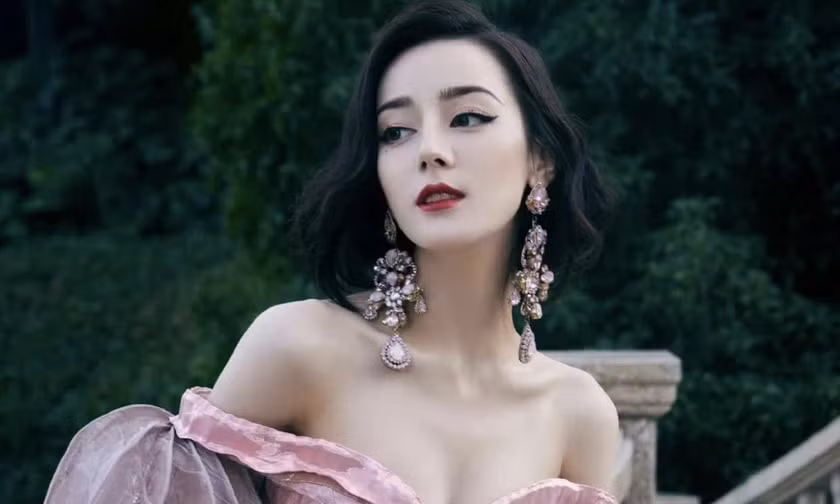 Địch Lệ Nhiệt Ba gây sốt quốc tế