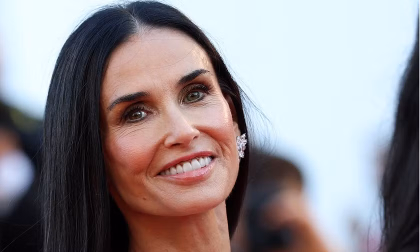 'Người phụ nữ đẹp nhất thế giới' biến Cannes thành sàn diễn riêng với loạt váy áo gây choáng