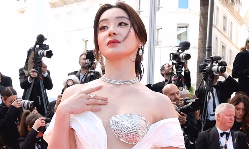 Sao nữ mặc sexy nhưng bị ngó lơ tại Cannes