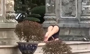 Cô gái mặc hở hang tập Yoga phản cảm ở chùa Linh Ứng