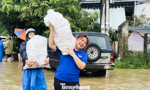 Ấm lòng những bếp cơm thanh niên giữa mưa lũ