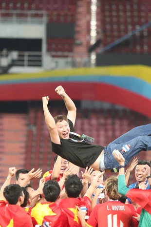 Rajamangala rung chuyển, U22 Việt Nam 'công kênh' HLV Kim Sang-sik ăn mừng