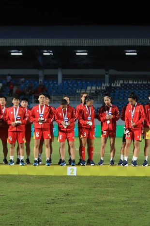 Biển người hâm mộ hô vang 'Việt Nam' vinh danh thầy trò HLV Mai Đức Chung