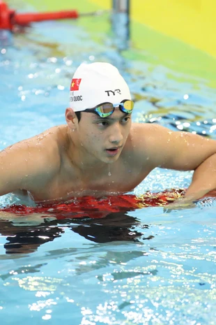 Nguyễn Quốc nói gì sau khi vượt qua đàn anh Nguyễn Huy Hoàng trên đường bơi 400m tự do?