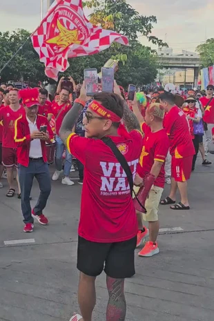 Biển người đỏ rực hát vang 'Việt Nam - Hồ Chí Minh' trước chung kết SEA Games 33 đấu Thái Lan