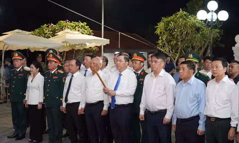 Phó Thủ tướng Thường trực Chính phủ Phạm Gia Túc cùng các đại biểu trao quà tri ân thân nhân các gia đình liệt sĩ Đại đội Pháo binh 45 Hà Tĩnh.