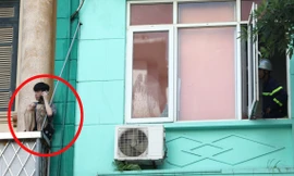 Nam thanh niên nghi 'ngáo đá' ngồi vắt vẻo ở lan can tầng 2 ngôi nhà