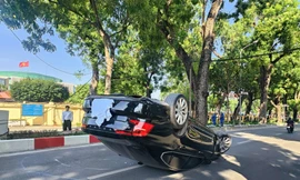 Hà Nội: Ô tô lật ngửa trên đường Hoàng Diệu sau khi đâm dải phân cách