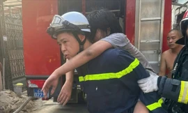 Giải cứu 3 người mắc kẹt trong ngôi nhà đang cháy ở Hà Nội