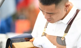 Cận cảnh quy trình làm túi xách da cá sấu Việt Nam trị giá 80 triệu đồng 