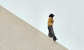 Thuyết phục, giải cứu người phụ nữ cố thủ trên tầng 10 Bệnh viện Bạch Mai 