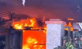 Lửa ngùn ngụt thiêu rụi ô tô trong sân nhà ở Ninh Bình