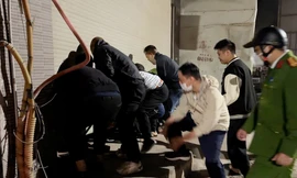 Vụ cháy chợ Xanh ở Hà Nội: Hàng chục thanh niên nhấc cửa cuốn cứu 1 gia đình