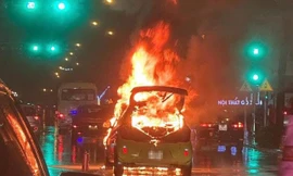 Hà Nội: Ô tô bốc cháy ngùn ngụt giữa trời mưa
