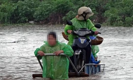 Hà Nội: Xe máy qua điểm ngập bằng xe ba gác giá 150-200 nghìn đồng/lượt