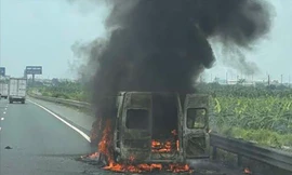 Ô tô cháy ngùn ngụt trên cao tốc Pháp Vân - Cầu Giẽ