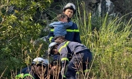 Hà Nội: Cảnh sát giải cứu 2 cháu bé mắc kẹt dưới hố sâu