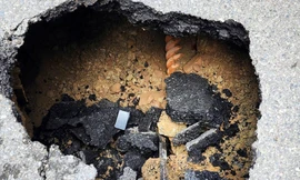 Ô tô bất ngờ 'sụt hố' trên phố Đội Cấn, Hà Nội