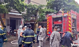 Quán cơm phở ở Hà Nội cháy ngùn ngụt, nhiều người hoảng hốt tháo chạy ra ngoài