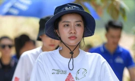 Hoa hậu Hà Trúc Linh thức trắng đêm đến vùng lũ Thái Nguyên 