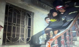 Cảnh sát giải cứu 3 người trong ngôi nhà bị cháy ở Hà Nội