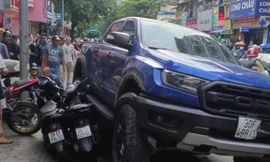Hà Nội: Ô tô bán tải tông nhiều xe máy trên phố Khâm Thiên