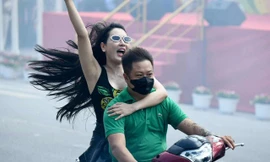 Thiếu tá công an nhập vai 'girl phố' đi xe máy gây náo loạn hồ Hoàn Kiếm