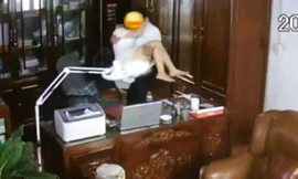 Sở GD&ĐT Ninh Bình vào cuộc vụ clip lãnh đạo trường 'thân mật' với nhiều phụ nữ