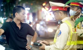 Tài xế vi phạm nồng độ cồn bỏ lại xe, nói 'về nhà lấy phương tiện khác chở vợ đi trực'