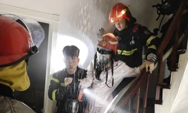 Cảnh sát giải cứu người phụ nữ mắc kẹt trong ngôi nhà 7 tầng đang cháy