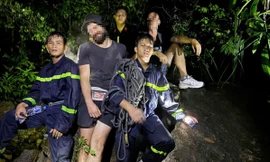 Giải cứu 2 du khách Nga mắc kẹt trên núi Cô Tiên trong đêm 