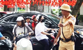 Bị nhắc nhở, xử lý vi phạm khi con không đội mũ bảo hiểm, phụ huynh viện đủ lý do 