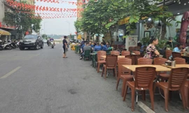 Đường hơn 300 tỷ nối sông Hồng với phố cổ bị hàng quán 'nuốt trọn'