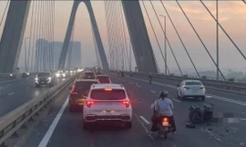 Làm rõ nguyên nhân vụ xe phân khối lớn biến dạng, tài xế tử vong trên cầu Nhật Tân