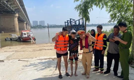 Cảnh sát cứu nam thanh niên nghi tự tử ở cầu Thăng Long