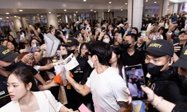 Cảnh tượng nghẹt thở ở sân bay Nội Bài