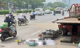 Tài xế xe máy tử vong sau cú đâm vào đuôi xe cứu hộ