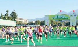 Các vận động viên xuất phát tại Quảng trường Nhân dân tỉnh Lai Châu.