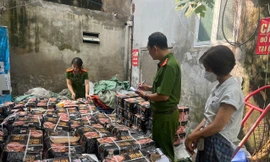 Phát hiện gần 1,7 tấn xúc xích không rõ nguồn gốc ở Hà Nội