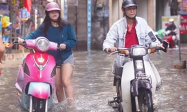 Hà Nội mưa lớn, nhiều xe ‘chết đuối’ khi cố băng qua biển nước