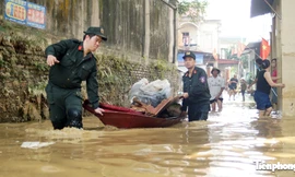 Công an Hà Nội huy động gần 400 cán bộ, chiến sĩ giúp người dân khắc phục ngập lụt 