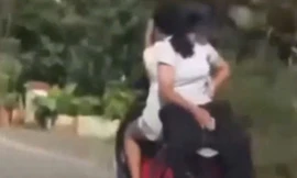 Hai nữ sinh 'làm xiếc' trên xe máy điện