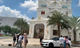 Bất chấp nắng gắt, nhiều người chụp ảnh trước dinh thự 500 tỉ đồng của Ngân Collagen